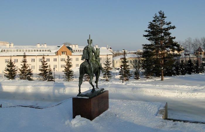 Вид на памятник Н.А.Дуровой со стороны Троицкого кладбища. Фото Л.Пахомовой