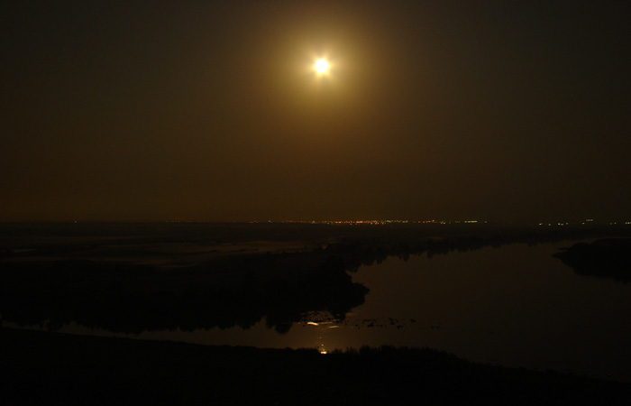 Первобытная магия ночи: луна и река. Фото А.Куклина