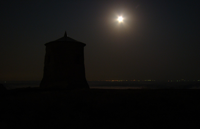 Древняя башня в лунном свете. Словно тысячу лет тому назад. Фото А.Куклина