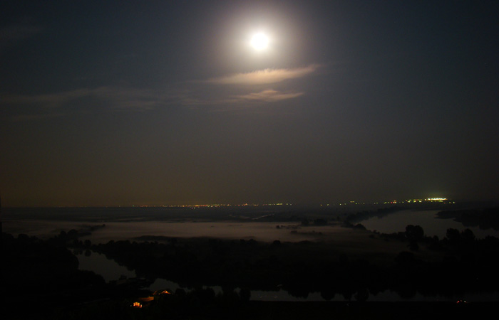Какая неистовая луна, да ещё и ночной туман в лугах… Завораживает и зовёт, зовёт… Куда? Фото А.Куклина