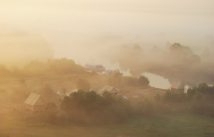 А река и луга в облаках, в клубах тумана. Фото Л.Пахомовой