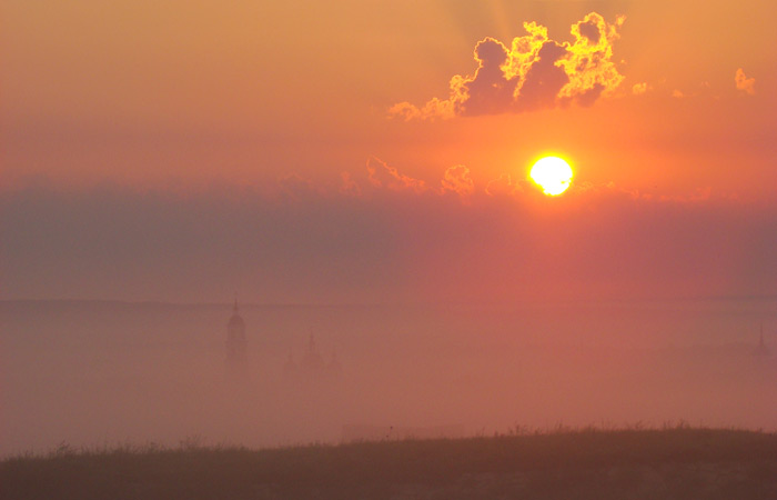 Вот оно - красный восход, утро. А город внизу тонет в пелене тумана, земля парит. Фото А.Куклина