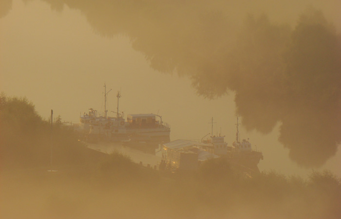 Катера внизу - на Тойме - в охристой дымке тумана. Фото А.Куклина