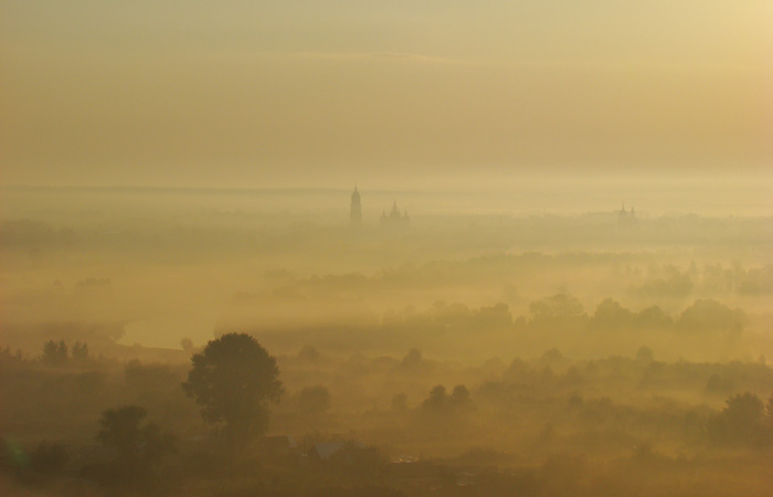 Туман до горизонта, туман до неба - золотое утреннее марево. Фото А.Куклина