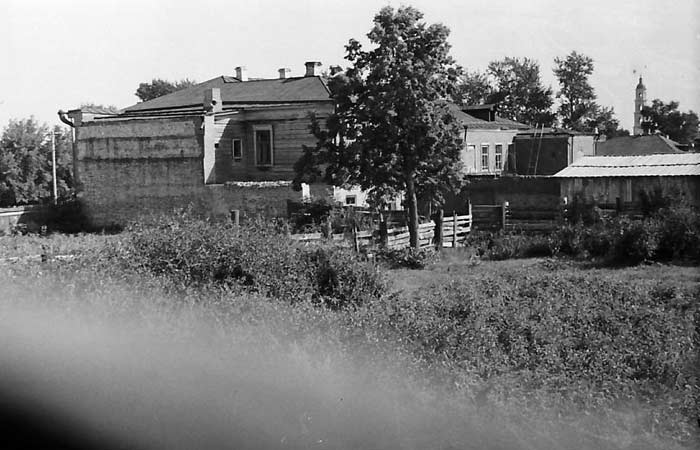 Елабуга. Вид на улицу Гассара со двора дома Чарушниковых - в сторону нынешней площади Ленина