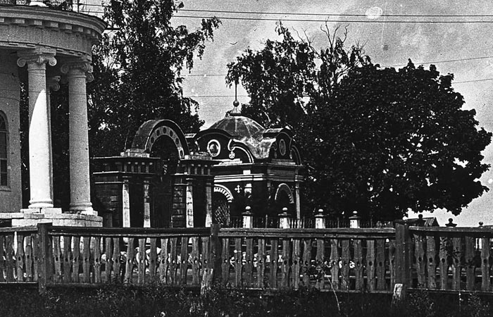 Правые ворота кладбища и часовня над могилой В.Г.Стахеева