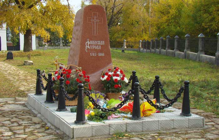 Памятник на могиле Н.А.Дуровой, установленный в 1993 году