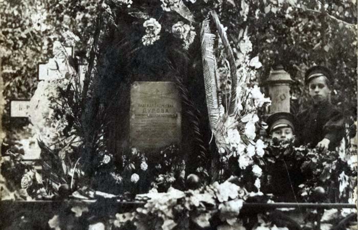 Фотография памятника на могиле Н.А.Дуровой