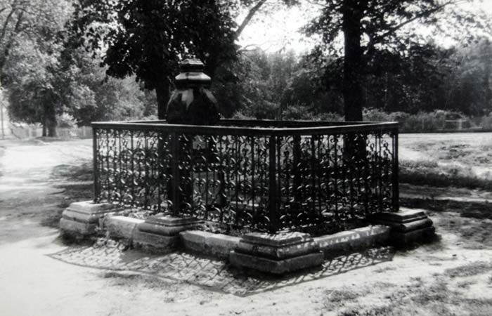 Памятник на могиле Н.А.Дуровой второй половины 1950-х годов